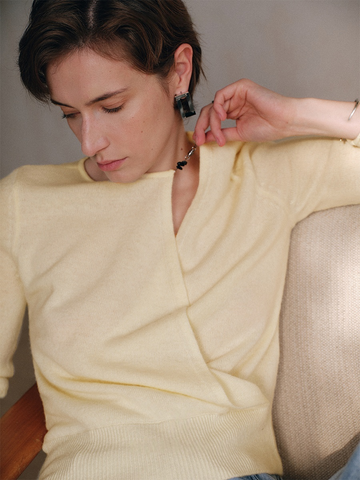 Elegant Cloud-Texture Merino Wool Sweater – Black Onyx Knit Pullover for Women