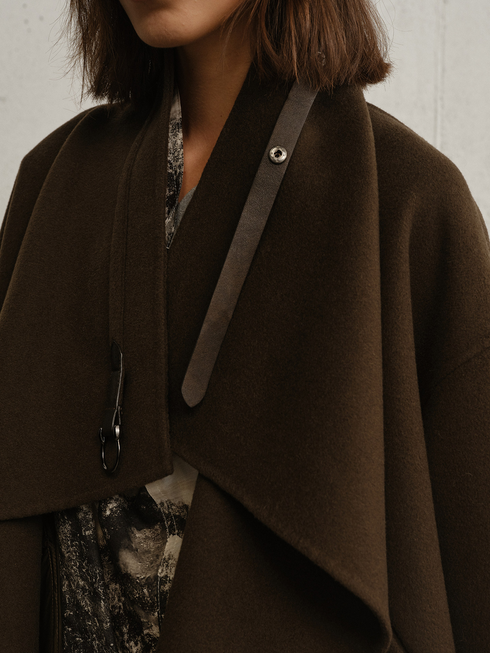 Women's Fine Wool Double-Faced Short Coat with Oversized Lapel – Relaxed Cocoon Silhouette with Leather-Trim Detail