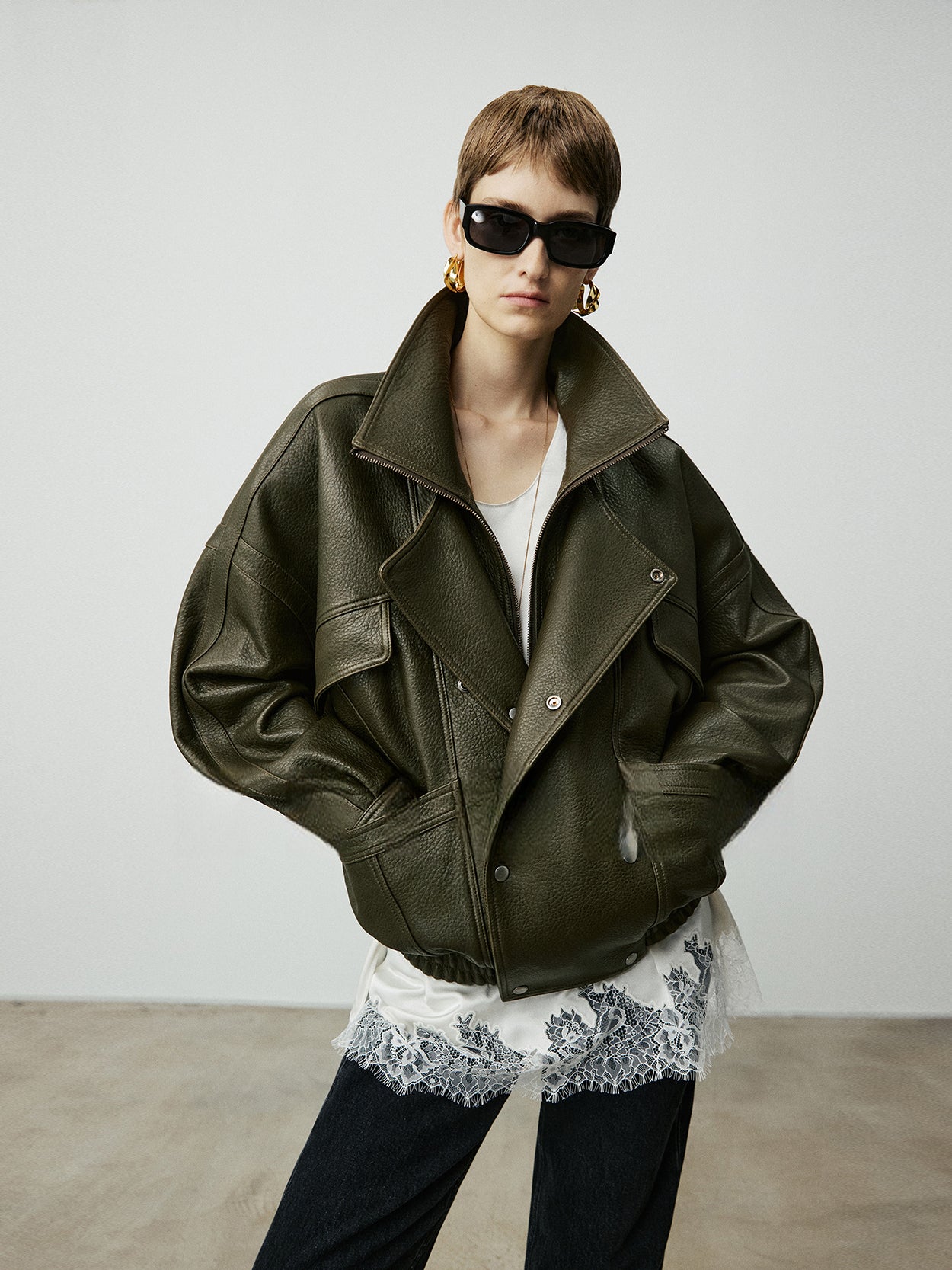 2025 Fall/Winter Women’s Vintage Sheepskin Leather Jacket – Double-Layer Lapel & Structured Panel Design