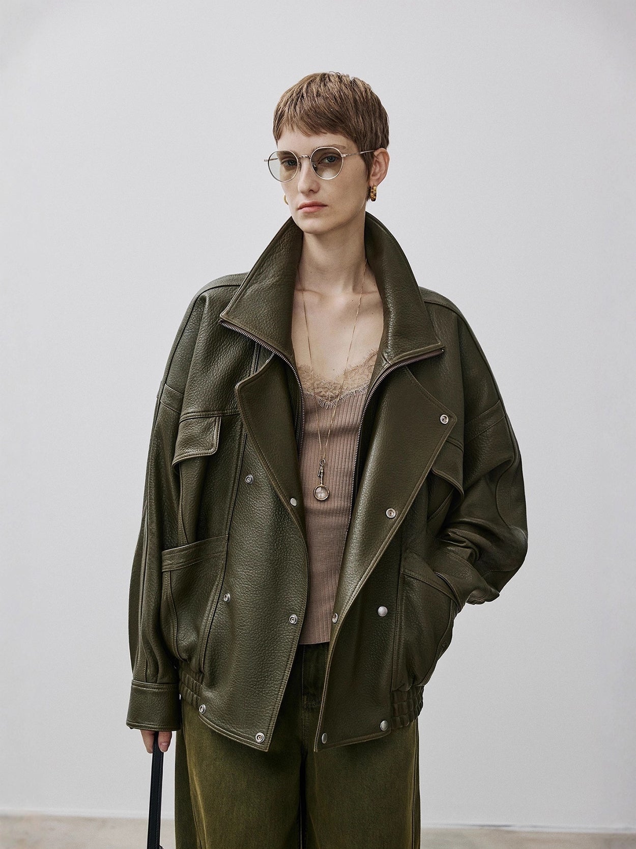 2025 Fall/Winter Women’s Vintage Sheepskin Leather Jacket – Double-Layer Lapel & Structured Panel Design