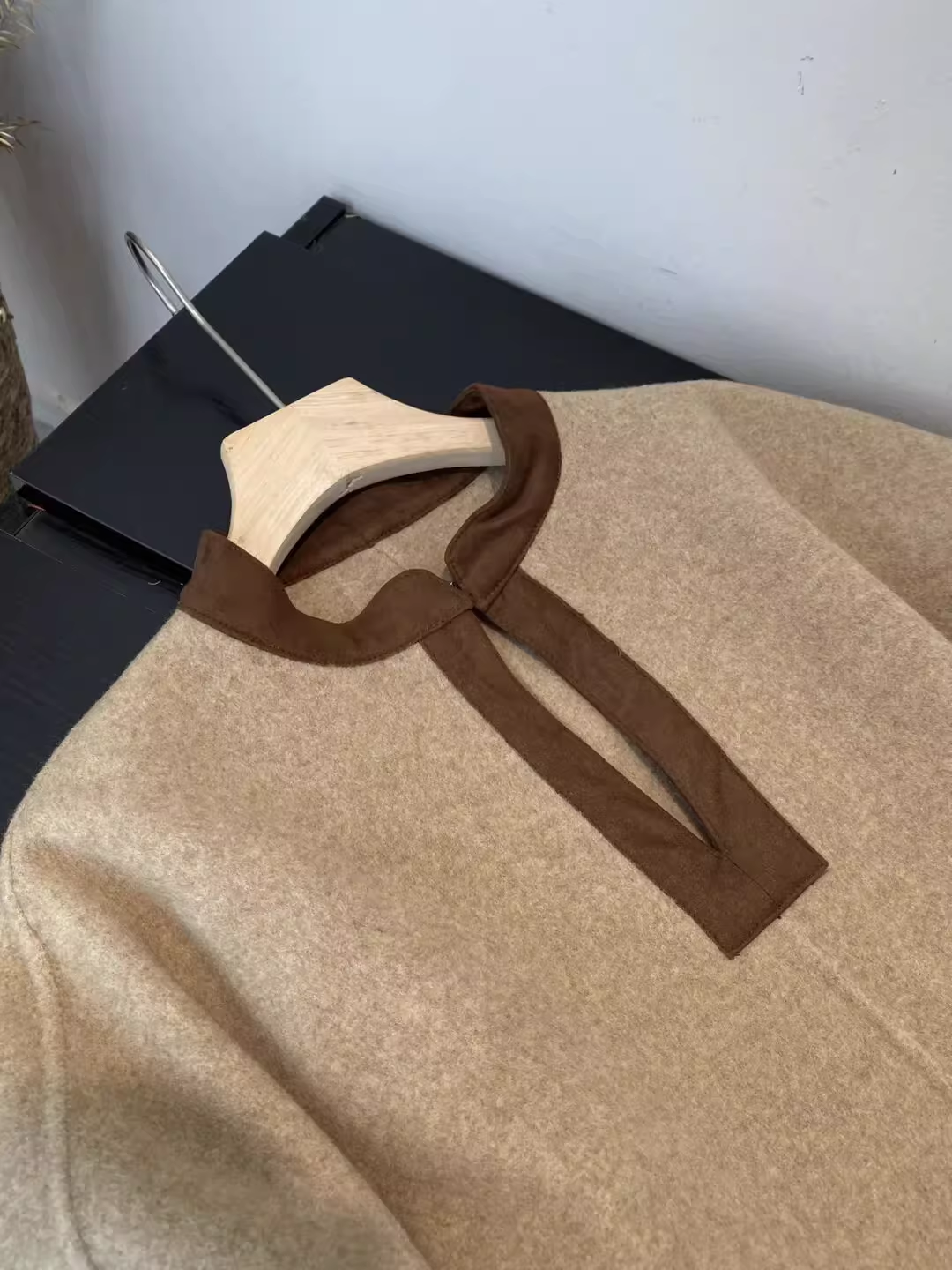 Women’s Minimalist Shearling Patchwork Cape Coat | Premium Merino Wool & Suede Blend Outerwear