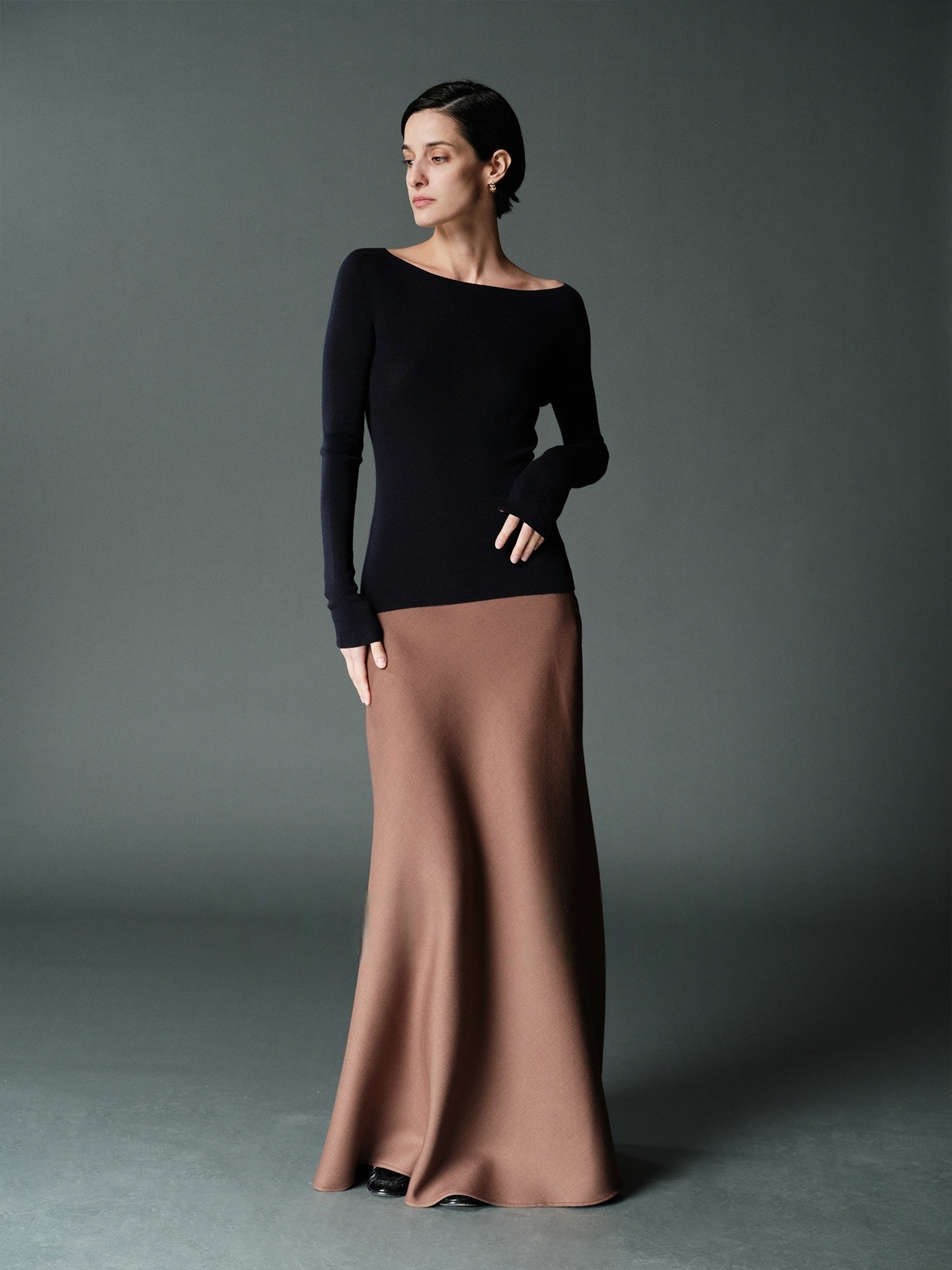 All-Season Fishtail Wool Midi Skirt – Flattering, Elegant Silhouette for a Stunning Look