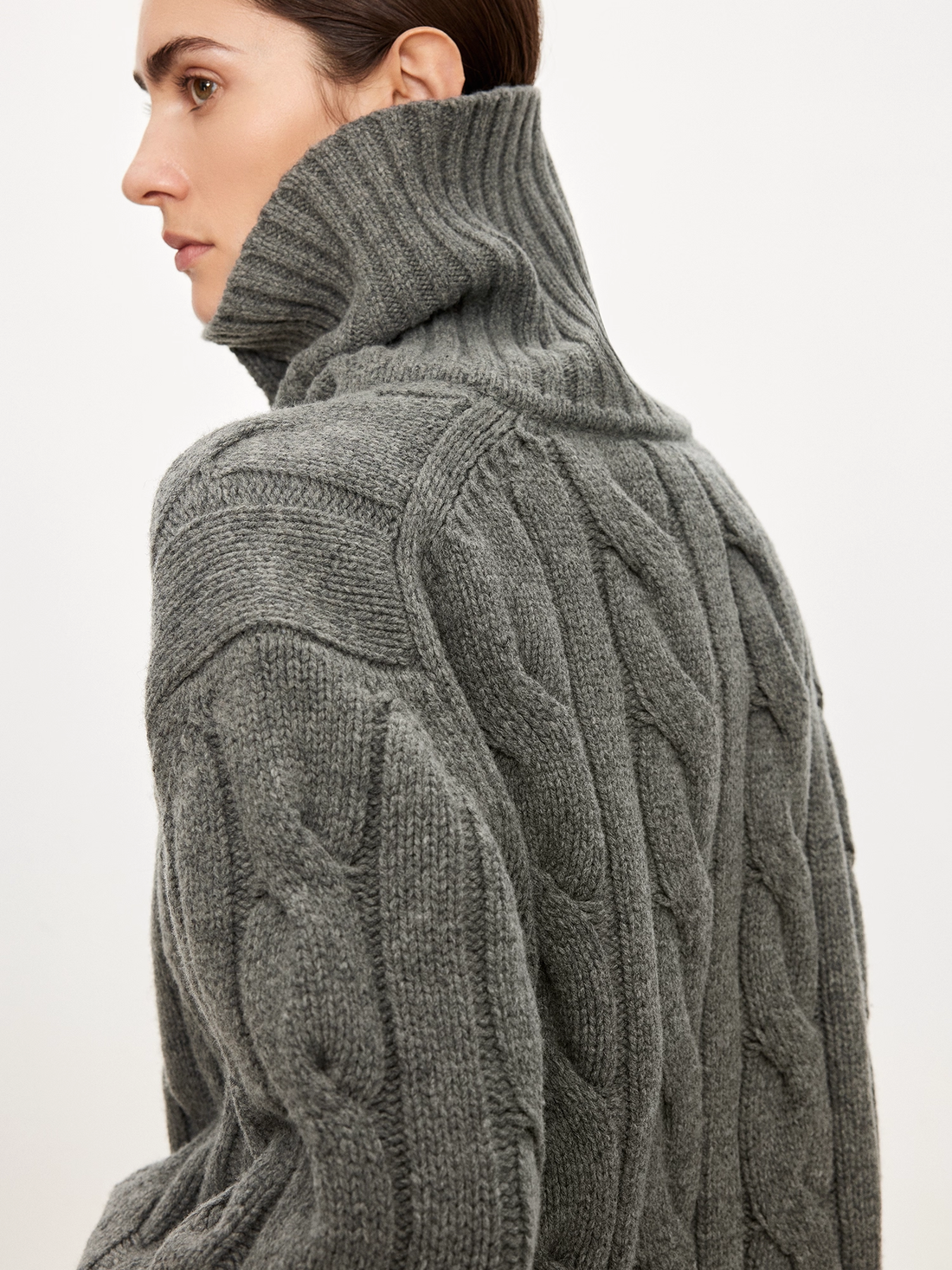 Women’s Vintage "Old-Money" Chunky Cable-Knit Wool Sweater | English-Style T-Silhouette with Stand & Turn-Down Collar