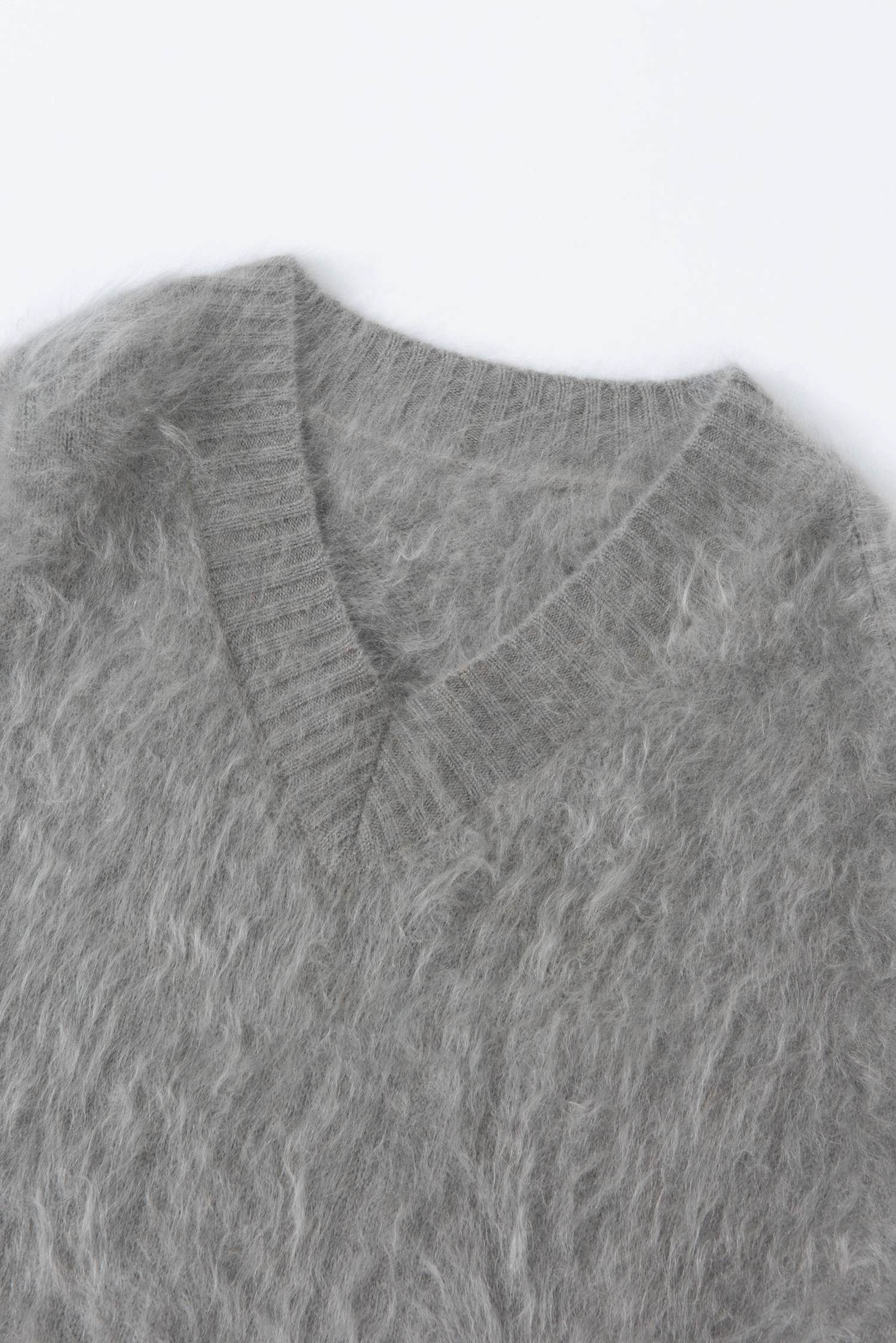 100% Rare Haan Mountain Cashmere Brushed Knit | Cloud-Soft Oversized V-Neck Sweater for Women