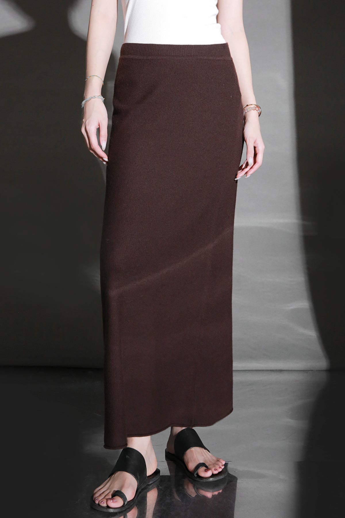 High-End Textured Wool Knit Set for Women – U-Neck Yangzi Yarn Sweater & Stretch Skirt Two-Piece Outfit