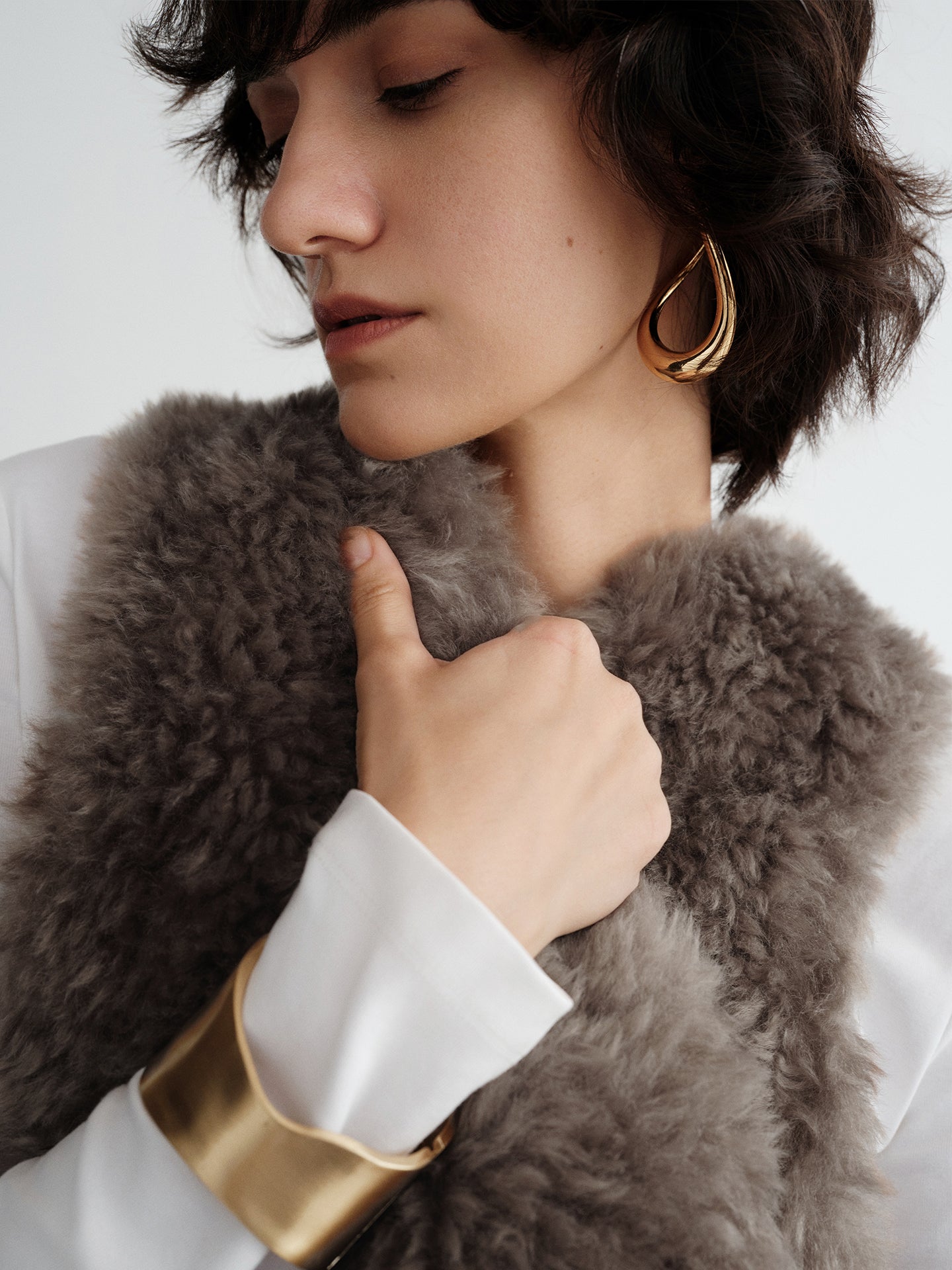 Eco-Faux Fur V-Neck Vest – Classic Straight Cut Warm & Luxurious Texture