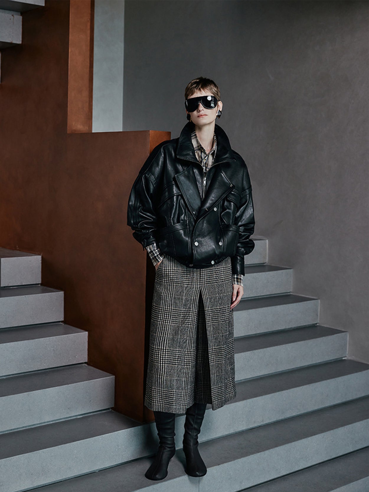 2025 Fall/Winter Women’s Vintage Sheepskin Leather Jacket – Double-Layer Lapel & Structured Panel Design