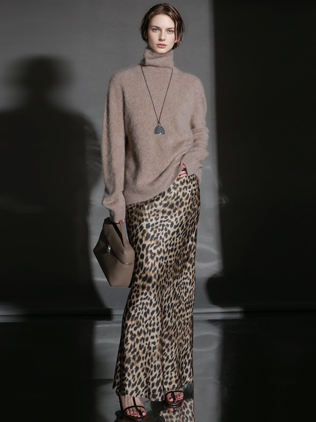 Luxury Cashmere Turtleneck Sweater – Seamless Design, Soft Brushed Knit, Solid Color Warm Pullover for Fall Winter