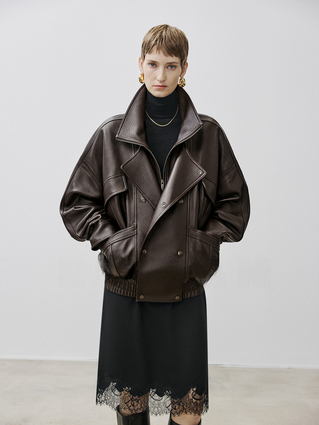 2025 Fall/Winter Women’s Vintage Sheepskin Leather Jacket – Double-Layer Lapel & Structured Panel Design