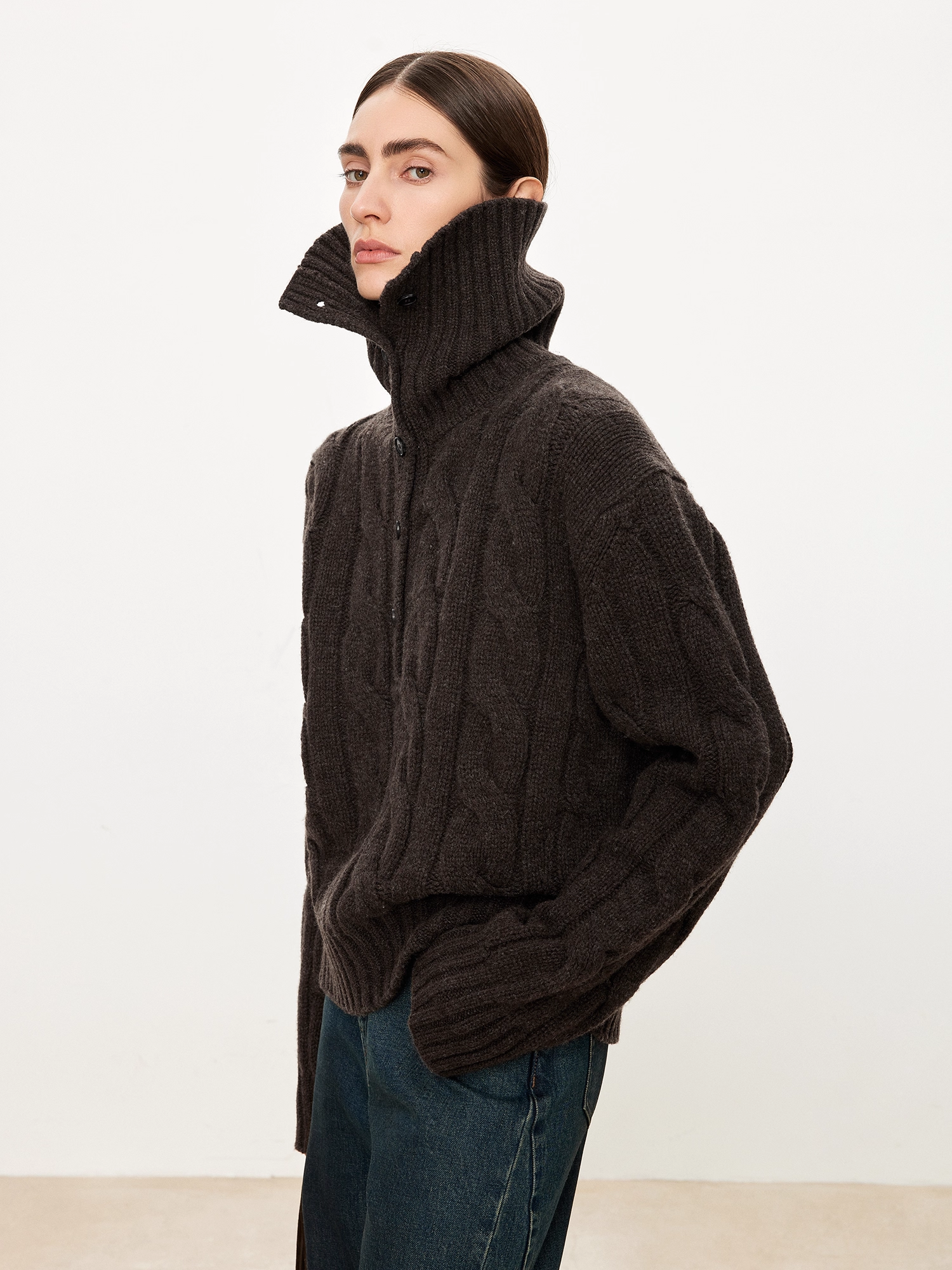 Women’s Vintage "Old-Money" Chunky Cable-Knit Wool Sweater | English-Style T-Silhouette with Stand & Turn-Down Collar