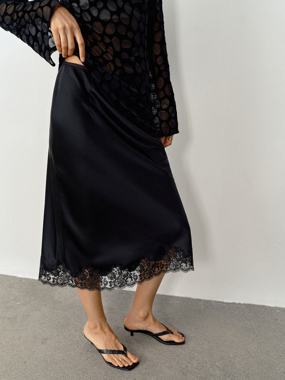 Row-Style Elegant Black-Tail Skirt – Flowing Lace Triacetate Midi Skirt for Women