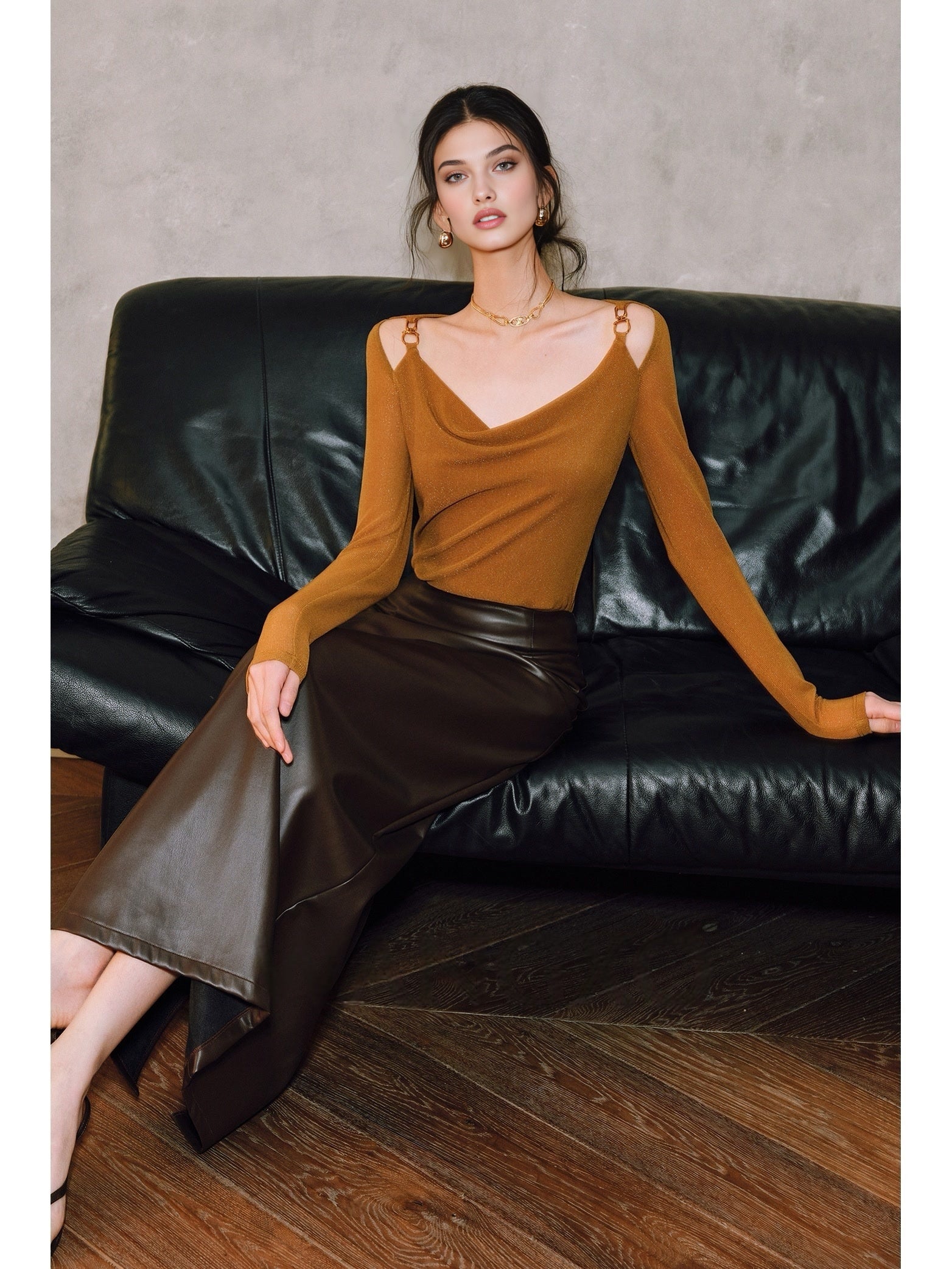 Women’s Starry Sea Luster Knit Top – Draped Neckline, Textured Pleating & Metal Chain Slim Fit